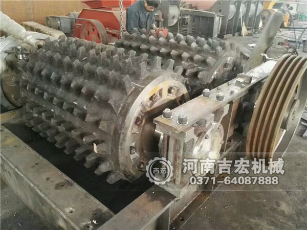 900&times;1200移動雙齒輥破碎機發往西安 